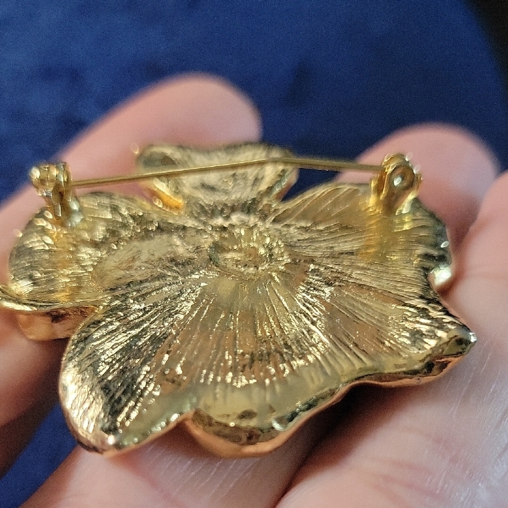Vintage Goldtone Ivory & Green Enamel Flower Brooch - Picture 5 of 5